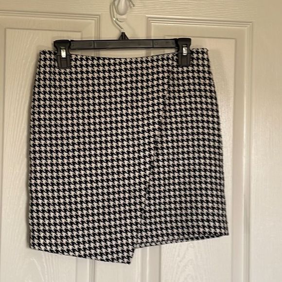 H&M Dresses & Skirts - H&M houndstooth print mini skirt size 6